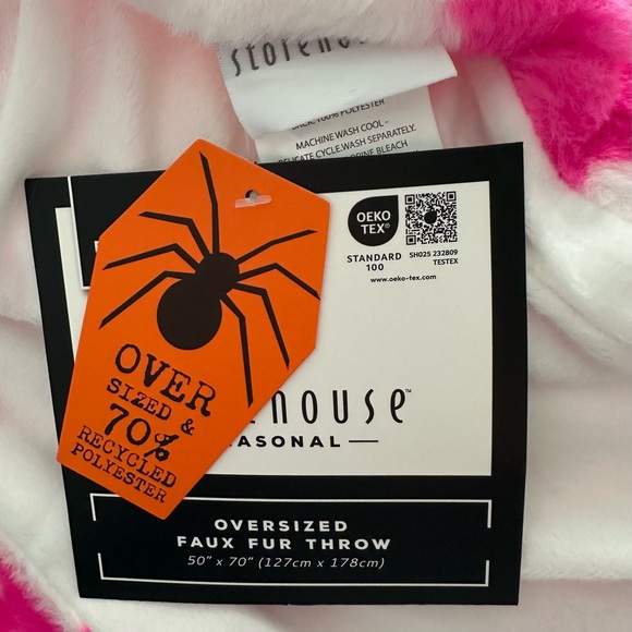 🔥 VIRAL 👻 TikTok 🔥 PINK Halloween Faux Fur Ghost 👻 Throw Blanket NWT - Picture 2 of 4